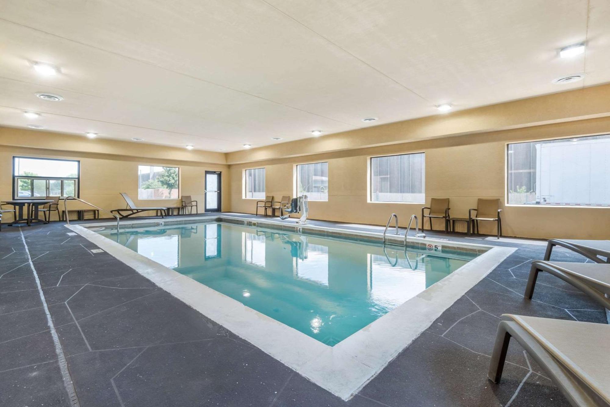 Comfort Suites Louisville Airport Eksteriør billede